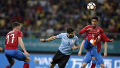 R vs. Uruguay: Luis Suaréz hlavikuje, Theodor Gebre Selassie se mu v tom...