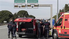 Francouztí policisté a hasii u vjezdu do msta Trebes.