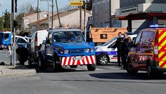 Policie zajiuje místo bhem bezpenostních opatení v Carcassonne nedaleko...