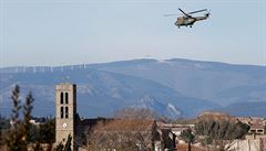 Vrtulník nad mstem Trebes, které se v pátek stalo místem útoku.