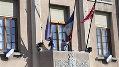Mu stahující vlajku na pl erdi na budov radnice po útoku v Trebes.