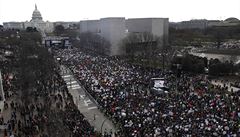 Desetitisíce lidí míí do Washingtonu demonstrovat proti zbraním. Pidávají se...