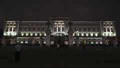 Buckinghamský palác v Londýn se ponoil na hodinu do tmy.