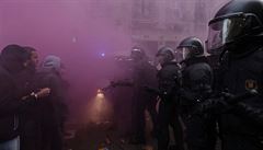 V Barceloně protestovaly proti zadržení Puigdemonta desetitisíce lidí. Policie použila obušky