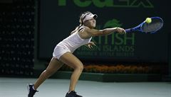Sofia Keninová odráí stely bhem tenisového zápasu v Miami.