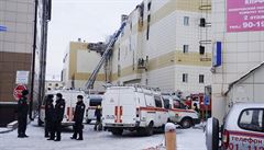Ruské záchranky před hořícím obchodním centrem.