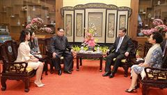 Severokorejský vdce Kim ong Un se svou enou Ri Sol Ju (vlevo) jedná s...