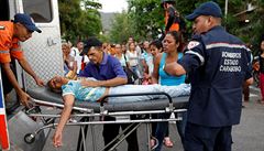 Venezueltí zdravotníci pomáhají píbuznému jednoho z vz ve Valencii.