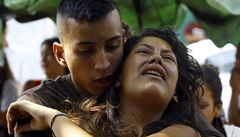 Rodinní písluníci ve Venezuele oekávají zprávy o obtech poáru.