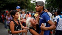 Venezuelani ekají ped vznicí na oficiální prohláení. Uvnit skonilo...