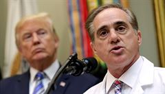 Americký ministr pro veterány David Shulkin koní.