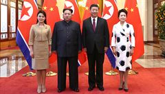 Kim ong-Un s manelkou Ri Sol Ju a ínský prezident s manelkou Peng Liyuan v...