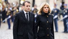 Francouzský prezident Emmanuel Macron s manelkou Brigitte vzdali poctu...