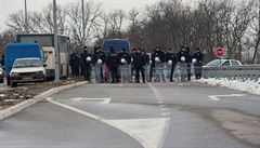 Policie hlídá silnici k sportovnímu centru Kovilovo ped utkáním Kosova proti...