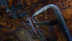 VIDEO: Tohle zbylo z kina. Unikátní záběry z vnitřku vyhořelého nákupního centra v Kemerovu