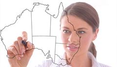 Žena kreslí mapu Austrálie (ilustrační foto) | na serveru Lidovky.cz | aktuální zprávy