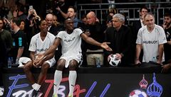 Usain Bolt pi exhibici v malém fotbale. V pozadí trenér Jose Mourinho.