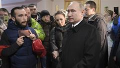 Vladimir Putin mluví s píbuznými mrtvých po poáru.