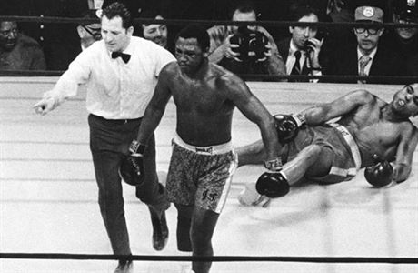 Joe Frazier práv poslal Muhammada Aliho na podlahu ringu.