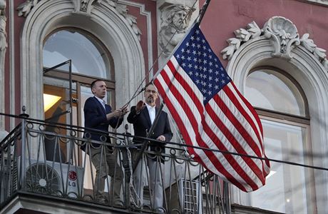 Zamstnanci odstraují americkou vlajku z ambasády v Petrohrad.