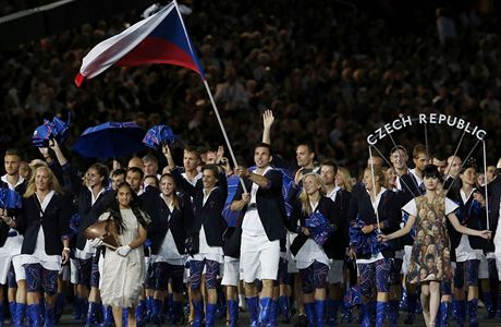 Zahájení olympiády (eská výprava s vlajkonoem Petrem Koukalem).