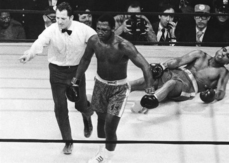 Joe Frazier práv poslal Muhammada Aliho na podlahu ringu.