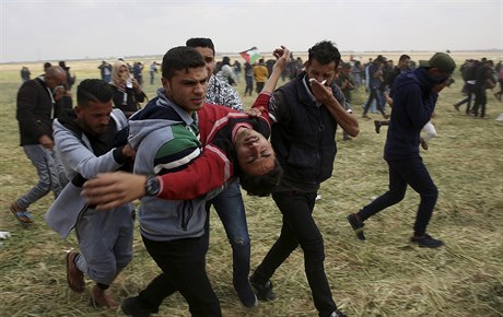 Palestinští protestující evakuují svého raněného.