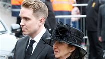 Jane Hawkingov a jej syn Timothy jdou za rakv zesnulho fyzika Stephena...