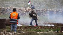 Palestinci utkaj ped slznm plynem. Protesty Palestinc na hranici Psma...