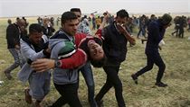 Palestinští protestující evakuují svého raněného.