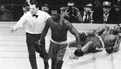 Joe Frazier práv poslal Muhammada Aliho na podlahu ringu.