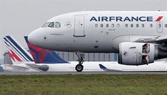 Stávka Air France zastavila zhruba čtvrtinu spojů. Zaměstnanci chtějí vyšší platy