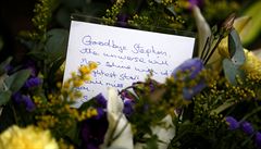 Kv�tiny se vzkazem jako hold Stephenu Hawkingovi.