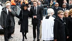 Jane Hawkingová a její syn Timothy pichází do kostela Velké svaté Marie.