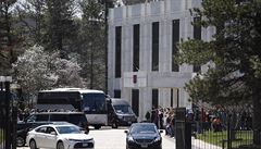 Lidé se shromaují a nastupují do autobusu na ruském velvyslanectví ve...