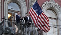 Zamstnanci odstraují americkou vlajku z ambasády v Petrohrad.