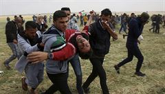 Palestintí protestující evakuují svého ranného.
