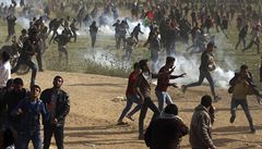 Palestinci utíkají ped slzným plynem.