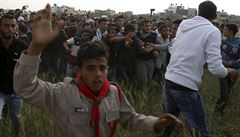 Palestinci evakuují rannou mláde.