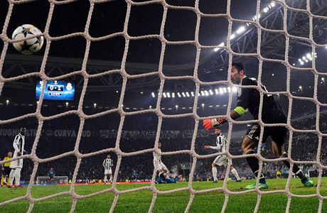 Juventus vs. Real Madrid: za nkami Ronalda se Buffon jen ohldl.
