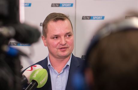Marek Kindernay, výkonný editel O2 TV Sport, v obleení noviná.