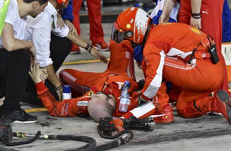 Zranný mechanik Ferrari Francesco poté, co jej trefil pi zastávce v boxech...