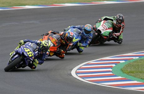 Ital Valentino Rossi v ele vláku jezdc pi GP Argentiny.