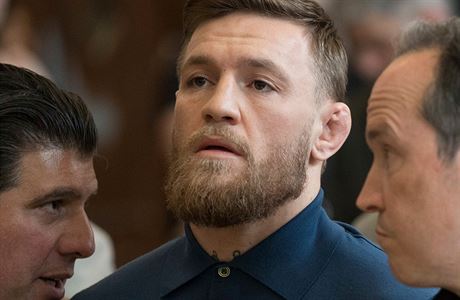 Conor McGregor u newoyrskho soudu se svmi prvnky Jimem Waldenem (vpravo) a...