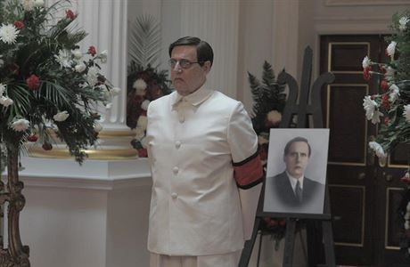 Jeffrey Tambor jako Georgij Malenkov. Snmek Ztratili jsme Stalina (2017)....