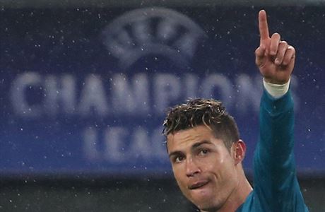 Cristiano Ronaldo se raduje z parádní branky do sít Juventusu.