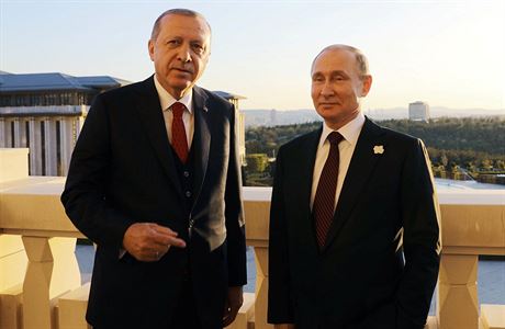 Vladimir Putin (vpravo) s Recepem Tayyipem Erdoganem na setkn v Istanbulu
