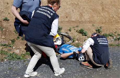 Belgický cyklista Michael Goolaerts skonil po pádu na závod Paí-Roubaix v...