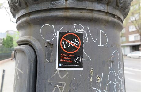Plakát Svazu konzervativních studentů na zdi v Budapešti.