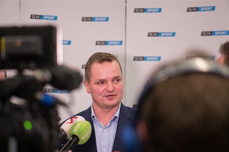 Marek Kindernay, výkonný ředitel O2 TV Sport, v obležení novinářů.
